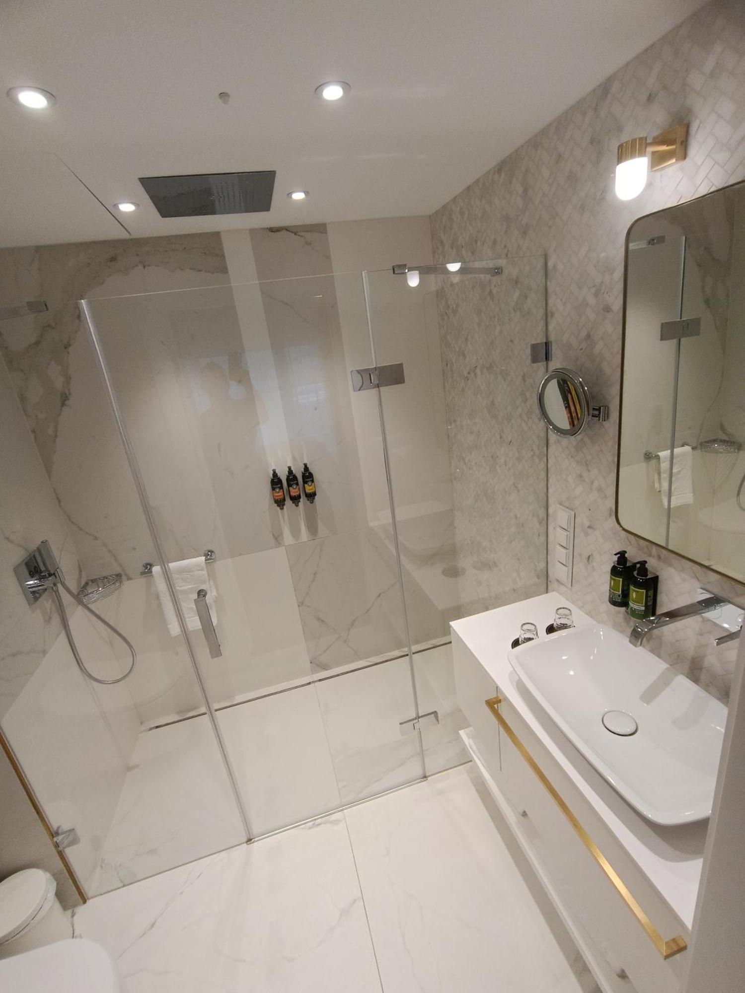 Hotel Ferreus Modern Art Deco Krasków Εξωτερικό φωτογραφία A shower enclosure